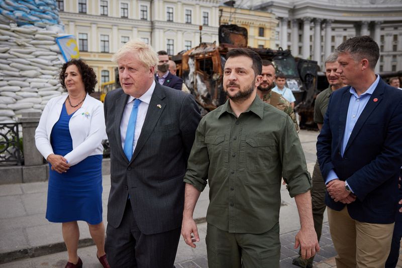 &copy; Reuters. British Prime Minister Boris Johnson and Ukraine's President Volodymyr Zelenskiy walk at Mykhailivska Square, as Russia's attack on Ukraine continues, in Kyiv, Ukraine June 17, 2022. Ukrainian Presidential Press Service/Handout via REUTERS 