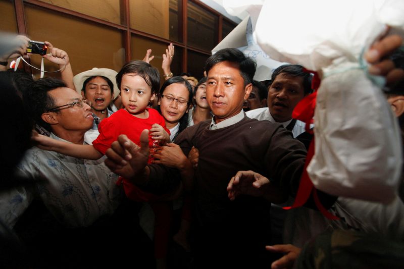 &copy; Reuters. FILE PHOTO: Kyaw Min Yu (2nd R), released from Taunggyi prison, and his wife Nilar Thein (4th R), released from Thar Yar Waddi prison, carry their daughter as they arrive in Yangon domestic airport in Yangon, Myanmar January 13, 2012. Jimmy and Nilar are 
