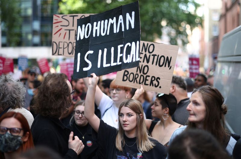 &copy; Reuters. FILE PHOTO: Protestors demonstrate outside the Home Office against the British Governments plans to deport asylum seekers to Rwanda, in London, Britain, June 13, 2022. REUTERS/Henry Nicholls