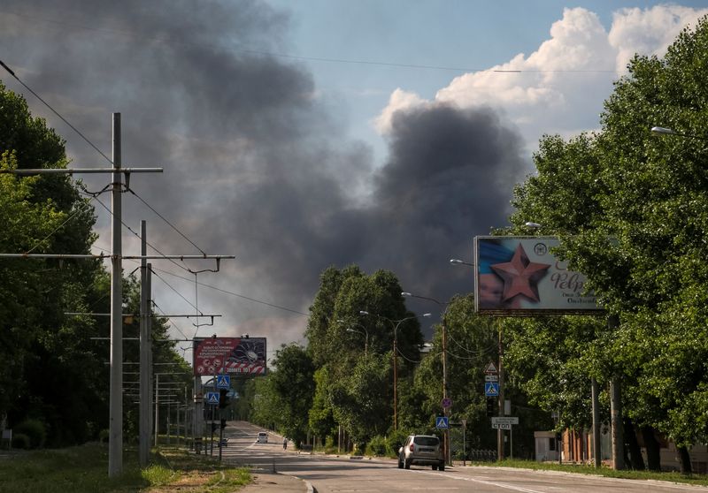 &copy; Reuters. أعمدة الدخان ترتفع خلال قصف استهدف منطقة دونيتسك في أوكرانيا يوم الجمعة. تصوير: ألكسندر إيرموشينكو - رويترز 