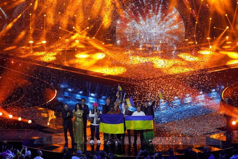 &copy; Reuters. أوركسترا كالوش الأوكرانية تحتفل على المسرح بفوزها في مسابقة يوروفيجن 2022 الغنائية في تورين بإيطاليا يوم 15 من مايو أيار 2022. تصوير: يارا ناردي -