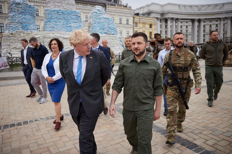 &copy; Reuters. El primer ministro británico, Boris Johnson, y el presidente de Ucrania, Volodímir Zelenski, caminan en la plaza Mykhailivska, mientras continúa el ataque de Rusia contra Ucrania, en Kiev, Ucrania, el 17 de junio de 2022. Servicio de Prensa Presidencia