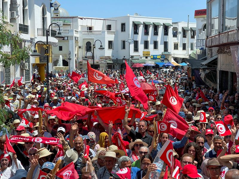 &copy; Reuters. Des milliers de Tunisiens ont manifesté samedi dans la capitale pour protester contre l'intention du président Kaïs Saïed de faire adopter par référendum une nouvelle Constitution qui renforcerait ses pouvoirs. /Photo prise le 18 juin 2022/REUTERS/J