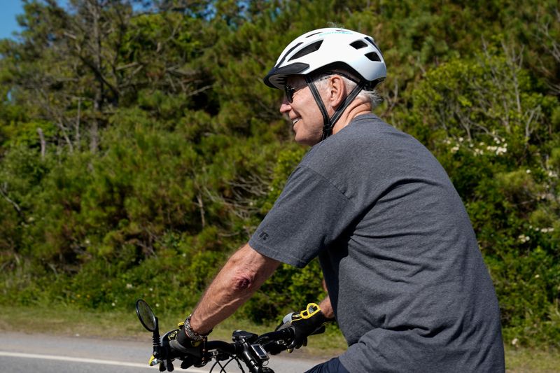 &copy; Reuters. الرئيس الأمريكي جو بايدن يواصل ركوب دراجته بعد تعرضه للسقوط منها خلال قضائه عطلة نهاية الأسبوع في ريهوبوث بيتش بولاية ديلاوير يوم السبت. تص