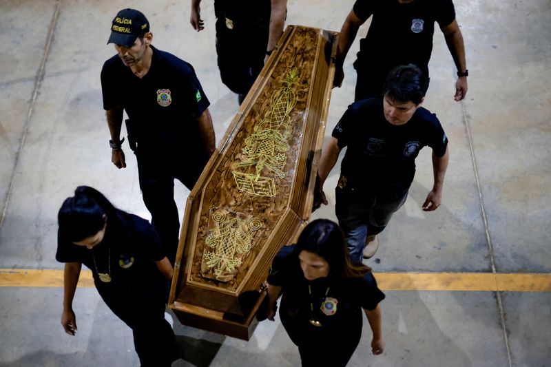 &copy; Reuters. Policiais levam caixão com restos mortais encontrados na Amazônia em buscas por Dom Phillips e Bruno Pereira
16/06/2022
REUTERS/Ueslei Marcelino