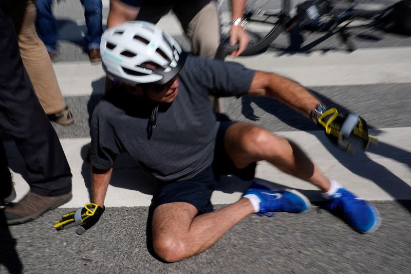 &copy; Reuters. U.S. President Joe Biden falls to the ground after riding up to members of the public during a bike ride in Rehoboth Beach, Delaware, U.S., June 18, 2022. REUTERS/Elizabeth Frantz