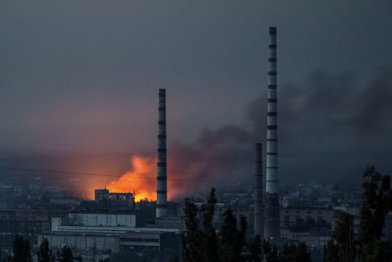 © Reuters. Smoke and flame rise after a military strike on a compound of Sievierodonetsk's Azot Chemical Plant, as Russia's attack on Ukraine continues, in Lysychansk, Luhansk region, Ukraine June 18, 2022. REUTERS/Oleksandr Ratushniak   