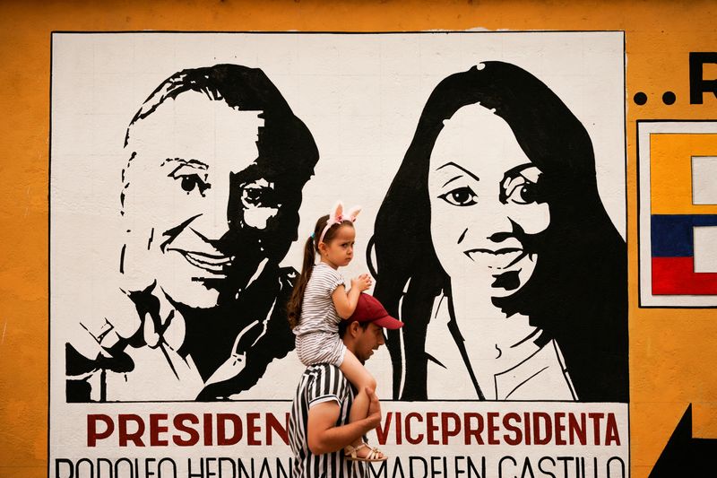 &copy; Reuters. FILE PHOTO: A banner with the image of Colombian centre-right presidential candidate Rodolfo Hernandez is pictured the day before the second round of presidential election in Lebrija, Colombia June 18, 2022. REUTERS/Santiago Arcos