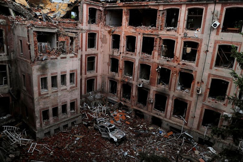 &copy; Reuters. منظر عام لمبنى مدمر جراء القصف الروسي لأوكرانيا في خاركيف يوم الثالث من يونيو حزيران 2022. تصوير: إيفان ألفارادو - رويترز.