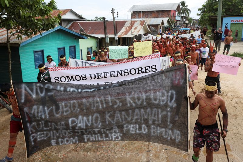 &copy; Reuters. Members of local indigenous group Univaja attend a protest after the British journalist Dom Phillips and indigenous expert Bruno Pereira went missing while reporting in a remote and lawless part of the Amazon rainforest, in Atalaia do Norte, Amazonas stat