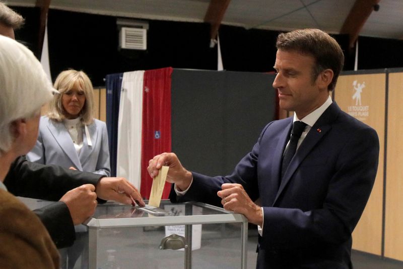 © Reuters. الرئيس الفرنسي إيمانويل ماكرون‭‭‭‭‭‭‭ يدلي بصوته خلال الجولة الأخيرة من الانتخابات البرلمانية الفرنسية في مركز اقتراع في لو توكيه يوم الأحد. صورة لرويترز من ممثل لوكالات الأنباء.
