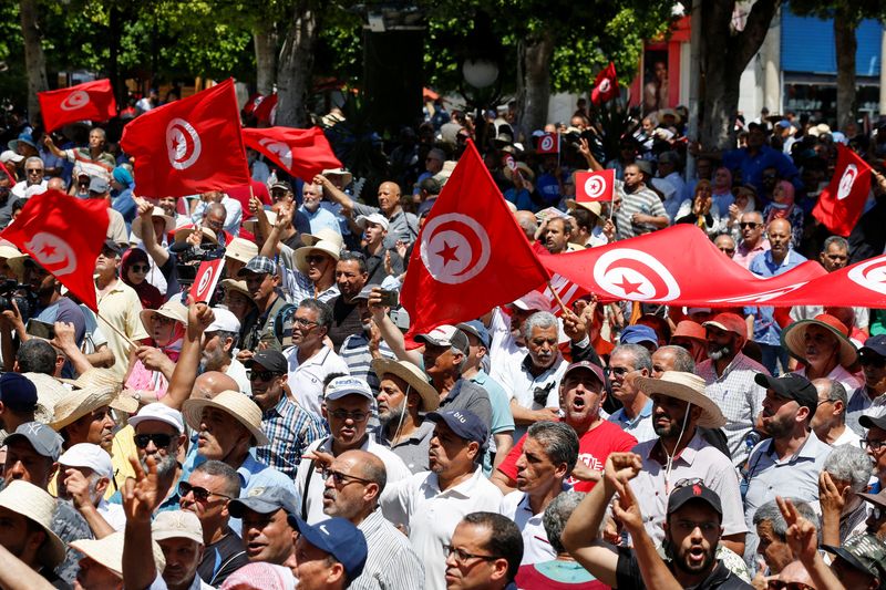 &copy; Reuters. متظاهرون يرددون هتافات أثناء مشاركتهم في احتجاج على الرئيس التونسي قيس سعيد في تونس يوم الأحد. تصوير: زبير السويسي - رويترز.