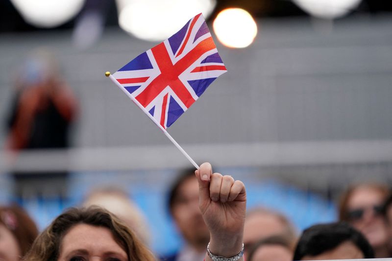 &copy; Reuters. IMAGEN DE ARCHIVO. Una mujer ondea una bandera británica durantes las celebraciones del Jubileo de Platina de la Reina Isabel, en Londres, Inglaterra, Junio 5, Alberto Pezzali/Pool vía REUTERS/