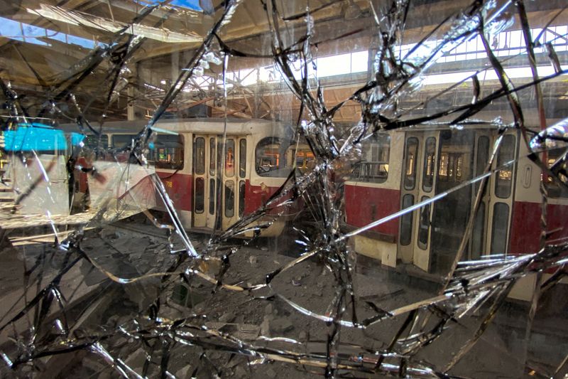 &copy; Reuters. Una vista muestra un depósito de tranvías destruido por un ataque con misiles rusos, mientras continúa el ataque de Rusia contra Ucrania, en Járkov, Ucrania, el 18 de junio de 2022. REUTERS/Vitalii Hnidyi