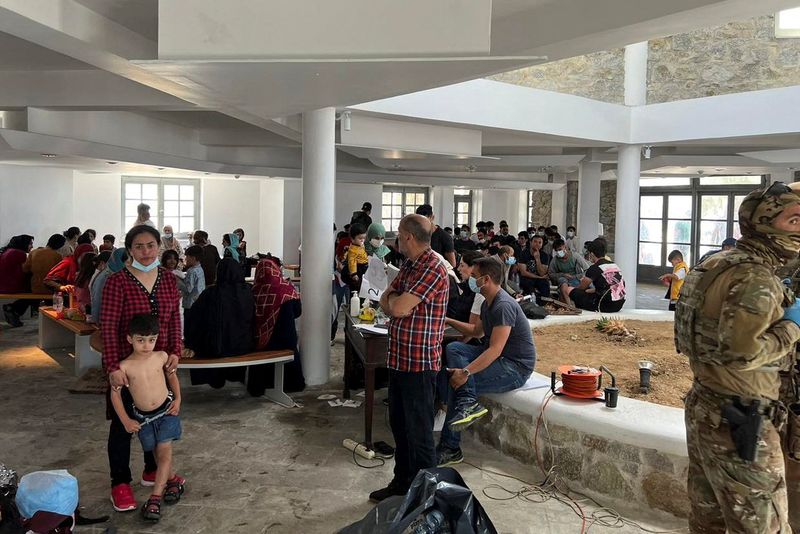 &copy; Reuters. Migrantes son vistos en un refugio tras una operación de rescate en la isla de Delos, en la isla de Mykonos, Grecia, el 19 de junio de 2022. Guardia Costera griega/Distribuida vía REUTERS