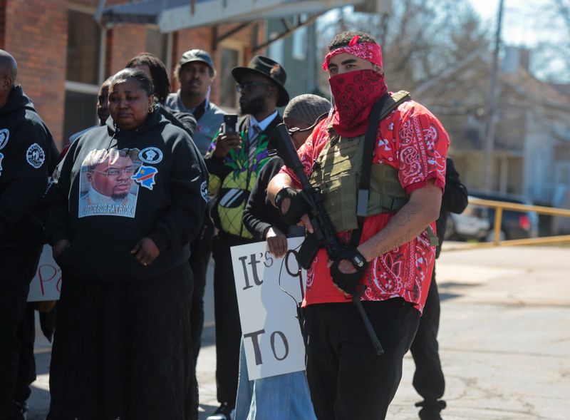 &copy; Reuters. أمريكي يحمل سلاحا خلال إحدى المسيرات يوم 21 أبريل نيسان 2022 للتنديد بمقتل رجل أسود أعزل برصاص ضابط شرطة في ولاية ميشيجان. تصوير: ريبيكا كوك - رو