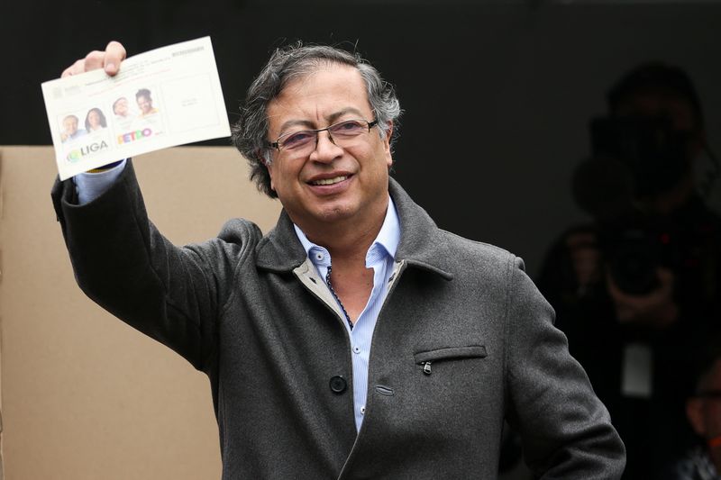 © Reuters. El candidato a la presidencia de Colombia por el izquierdista Pacto Histórico, Gustavo Petro, vota en un puesto electoral de Bogotá, Colombia, 19 de junio, 2022. REUTERS/Luisa González