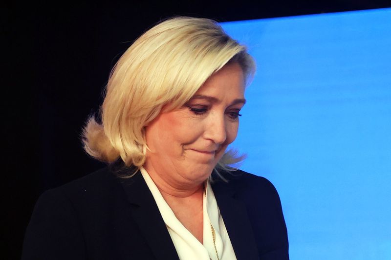 &copy; Reuters. Marine Le Pen s'est félicitée dimanche du fait que le Rassemblement National soit parvenu à faire d'Emmanuel Macron "un président minoritaire", à l'issu du second tour des élections législatives. /Photo prise le 24 avril 2022/REUTERS/Yves Herman