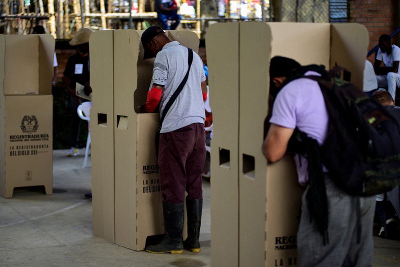 &copy; Reuters. ناخبون يدلون بأصواتهم خلال الجولة الثانية من الانتخابات الرئاسية في سواريز بكولومبيا يوم الأحد. تصوير: إدوين رودريجيز بيبيكانو - رويترز. يح