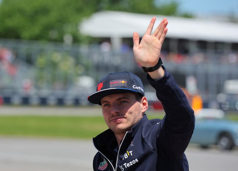 &copy; Reuters. El piloto de Red Bull Max Verstappen durante el desfile de los corredores antes del Gran Premio de Canad.a, en el circuito Gilles Villeneuve, Montreal, Canadá - Junio 19, 2022. REUTERS/Christinne Muschi