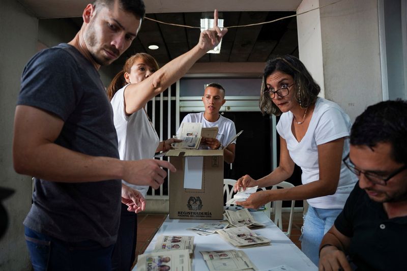 &copy; Reuters. عاملون في مفوضية الانتخابات يفرزون صناديق اقتراع في مركز اقتراع في كالي بكولومبيا يوم الأحد. تصوير: ديفيد لومبيدا - رويترز (يحظر إعادة بيع ال