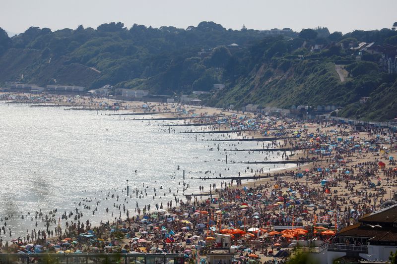 &copy; Reuters. FILE PHOTO: A view of Bournemouth beach as people and children enjoy the hot weather, as a heat wave reaches the country, in Bournemouth, Britain, June 17, 2022. REUTERS/Hannah McKay/File Photo