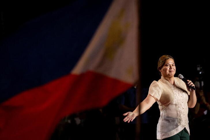 &copy; Reuters. 　６月１９日、フィリピンのドゥテルテ大統領の娘で、５月の副大統領選で当選したサラ・ドゥテルテ氏（４４）が、南部ダバオで就任式に臨んだ。写真は５月、選挙活動を行うサラ氏。マ