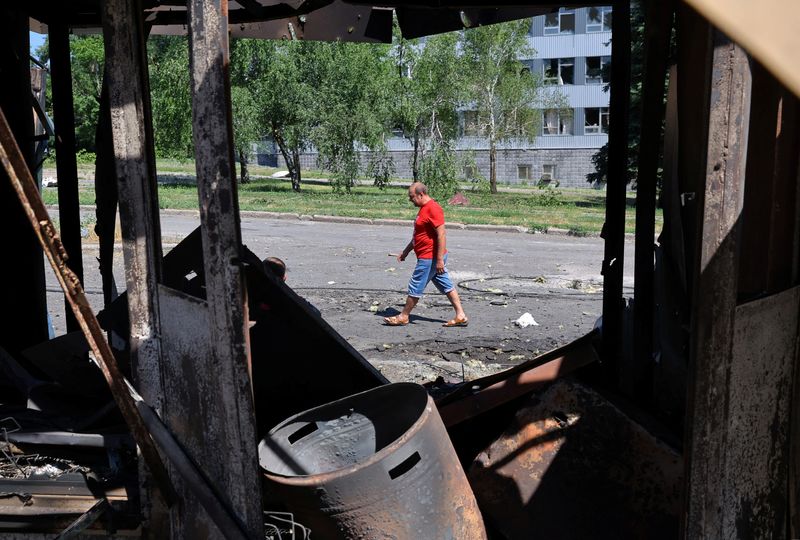 &copy; Reuters. A man walks past a destroyed structure at a local market following recent shelling in the course of Ukraine-Russia conflict in Donetsk, Ukraine June 19, 2022. REUTERS/Alexander Ermochenko