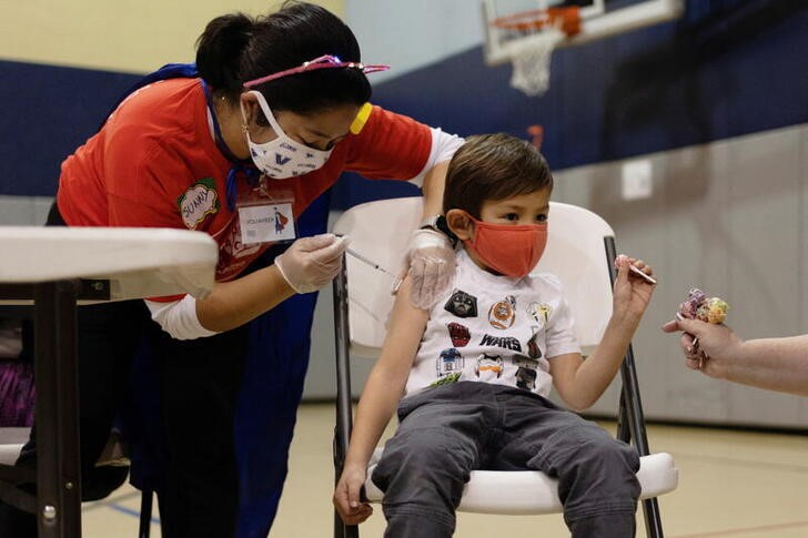 &copy; Reuters. 　６月１８日、米疾病対策センター（ＣＤＣ）は、新型コロナウイルスワクチンの接種推奨年齢をこれまでの５歳以上から、生後６カ月以上に拡大したと発表した。写真は昨年１２月、ペン
