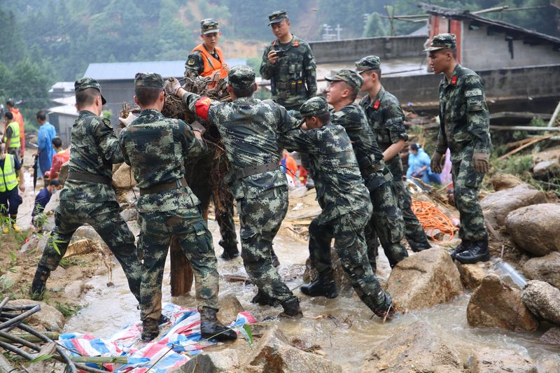 &copy; Reuters. 　中国南部の広範な地域が豪雨に見舞われ、都市部で洪水が発生し、農村部で土砂崩れが起きるなどの被害が出ている。一部地域で初夏の降雨量は６０年ぶりの多さとなっている。写真は救