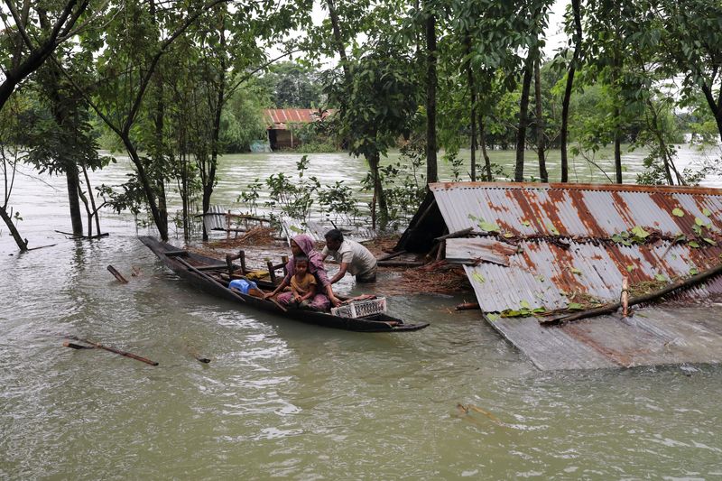 &copy; Reuters. 　バングラデシュで近年最悪の季節性洪水が発生し、週末に少なくとも２５人が落雷や地滑りで死亡、北東部の低地では数百万人が孤立したり自宅を失ったりしている。写真は避難のためボ