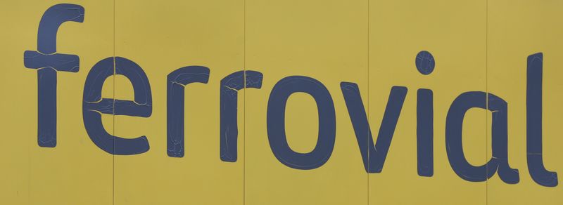 &copy; Reuters. FOTO DE ARCHIVO: El logotipo de Ferrovial en Madrid