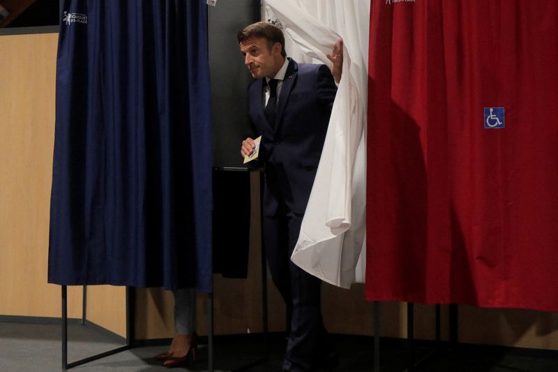 © Reuters. French President Emmanuel Macron walks out of a voting booth during the final round of the country's parliamentary elections, in Le Touquet, France June 19, 2022 Michel Spingler/Pool via REUTERS