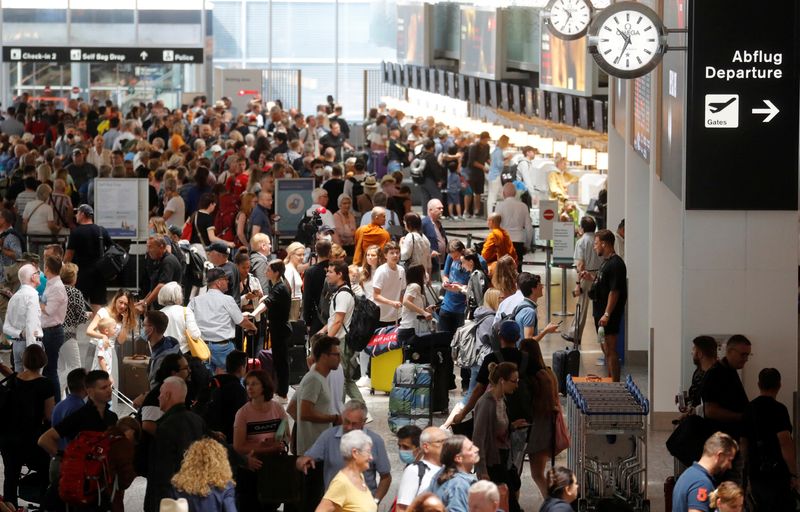 &copy; Reuters. مسافرون ينتظرون في صالة مطار زوريخ بسويسرا يوم 15 يونيو حزيران 2022. تصوير: أرند فيجمان - رويترز.