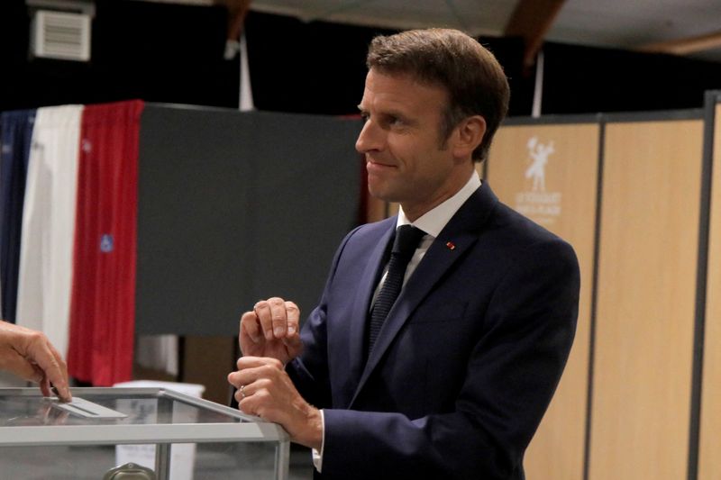 &copy; Reuters. الرئيس الفرنسي إيمانويل ماكرون يدلي بصوته خلال الجولة الأخيرة من الانتخابات البرلمانية الفرنسية في مركز اقتراع في لو توكيه يوم الأحد. صورة 