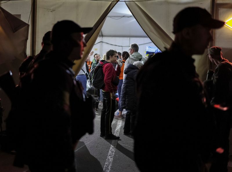 &copy; Reuters. FILE PHOTO: Ukrainian refugees from the Azovstal steel plant in Mariupol arrive at a registration and humanitarian aid centre for internally displaced people as police guard, amid Russia's ongoing invasion of Ukraine, in Zaporizhzhia, Ukraine May 8, 2022.