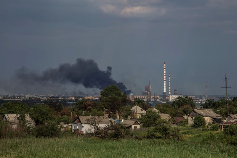 &copy; Reuters. FOTO DE ARCHIVO. Imagen referencial de un ataque militar a un complejo de la planta química Azot de Severodonetsk, mientras continúa el ataque de Rusia a Ucrania, en Lisichansk, región de Luhansk, Ucrania. 17 de junio de 2022. REUTERS/Oleksandr Ratushn