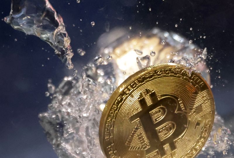 &copy; Reuters. Una rappresentazione fisica di un Bitcoin che affonda in acqua. 23 maggio 2022. REUTERS/Dado Ruvic/Illustration