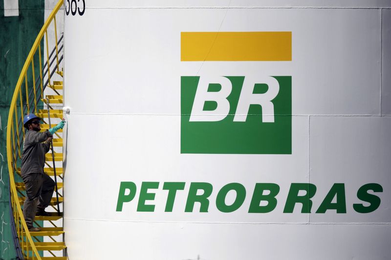 © Reuters. A worker paints a tank of Brazil's state-run Petrobras oil company in Brasilia, Brazil September 30, 2015. REUTERS/Ueslei Marcelino/File Photo