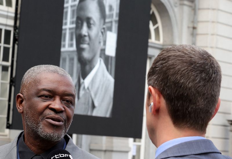 &copy; Reuters. Roland Lumumba, filho do herói da independência congolesa Patrice Emery Lumumba, fala com jornalistas em Bruxelas
20/06/2022 Olivier Matthys/Pool via REUTERS