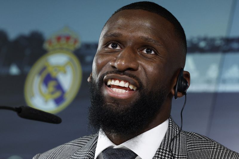 &copy; Reuters. Zagueiro Antonio Rudiger dá entrevista coletiva durante sua apresentação no Real Madrid
20/06/2022 REUTERS/Susana Vera