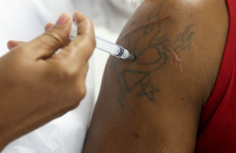 &copy; Reuters. Profissional de saúde aplica vacina contra Covid-19 em paciente na praia de Copacabana, no Rio de Janeiro
31/12/2021 REUTERS/Ricardo Moraes