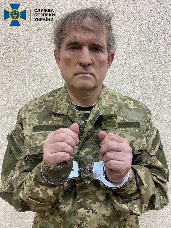 &copy; Reuters. FILE PHOTO: Pro-Russian Ukrainian politician Viktor Medvedchuk is seen in handcuffs while being detained by security forces in unknown location in Ukraine, in this handout picture released April 12, 2022. Press service of State Security Service of Ukraine