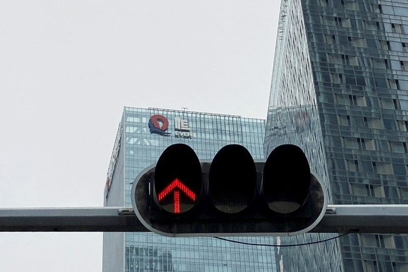 &copy; Reuters. FILE PHOTO: A partially removed company logo of China Evergrande Group is seen on the facade of its headquarters, near a traffic light in Shenzhen, Guangdong province, China January 10, 2022. REUTERS/David Kirton/