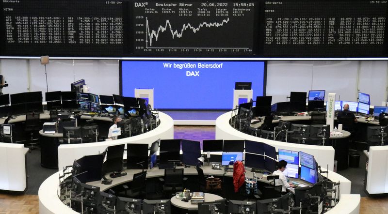 &copy; Reuters. A la Bourse de Francfort. Les Bourses européennes ont terminé timidement dans le vert. La place boursière de Paris a fini sur un gain de 0,64%. /Photo prise le 20 juin 2022/REUTERS