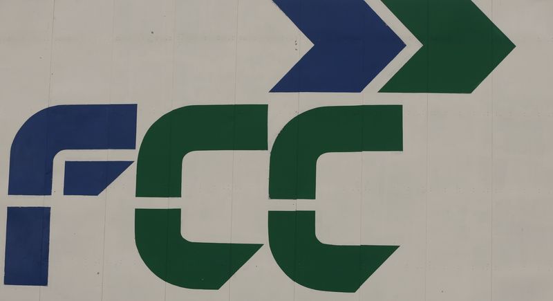 &copy; Reuters. FOTO DE ARCHIVO: El logotipo del grupo español de construcción y servicios FCC en Madrid, 9 de marzo de 2016. REUTERS/Sergio Pérez