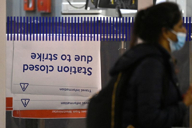 &copy; Reuters. Una pasajera pasa junto a un mensaje de información sobre viajes, antes de una huelga nacional planificada de trabajadores ferroviarios, en la estación de metro de Westminster, en Londres, Gran Bretaña, el 20 de junio de 2022. REUTERS/Toby Melville