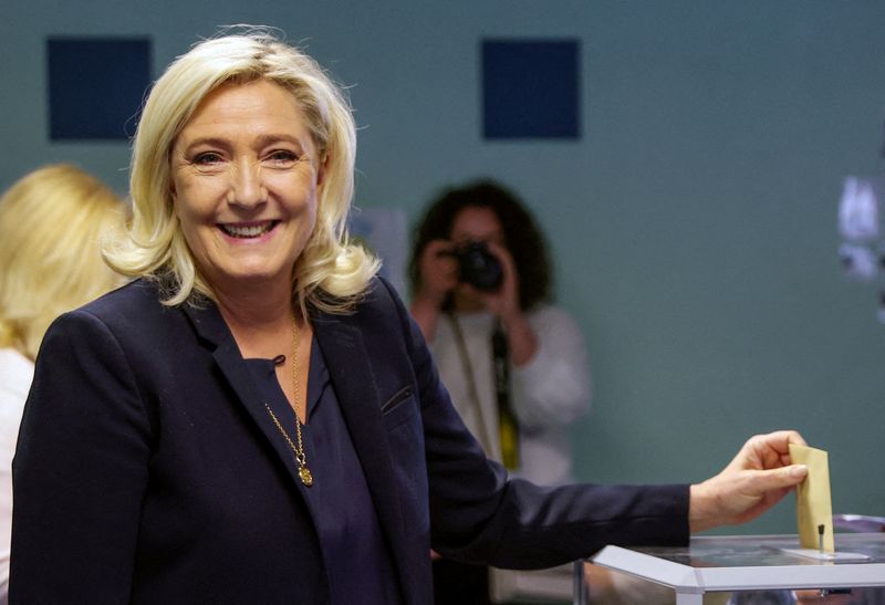 &copy; Reuters. Foto del domingo de Marine Le Pen votando en la segunda vuelta de la elección parlamentaria en Francia 
Jun 19, 2022. REUTERS/Johanna Geron