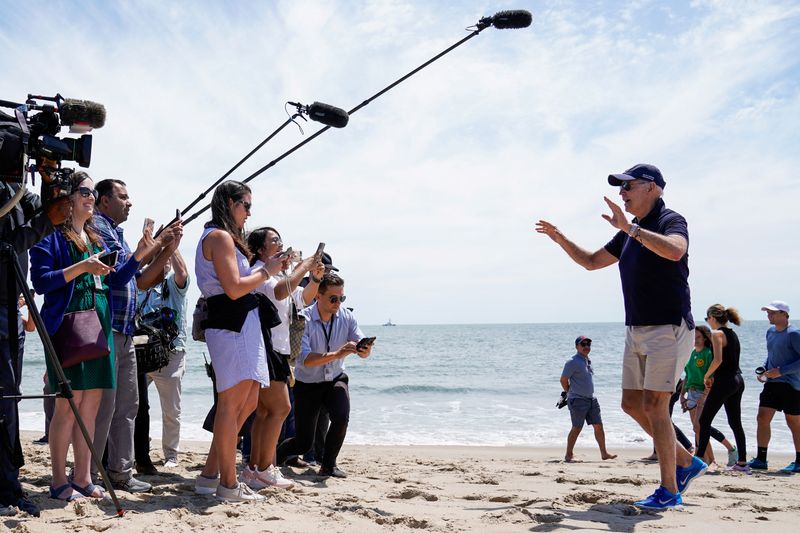 &copy; Reuters. Presidente dos EUA, Joe Biden, concede entrevista em praia de Delaware 
durante feriado
20/06/2022
REUTERS/Elizabeth Frantz