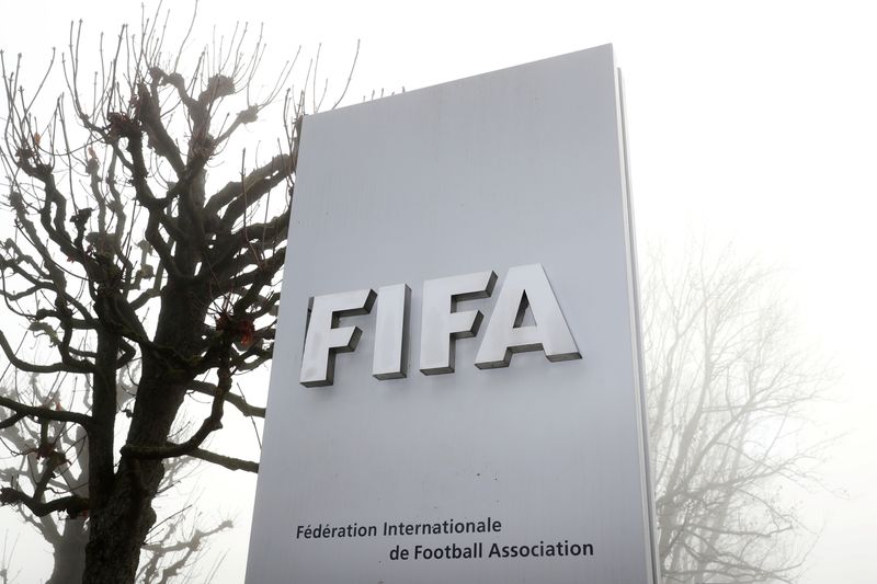 &copy; Reuters. Imagen de archivo del logotipo de la FIFA delante de su sede durante un día de otoño con neblina en Zúrich, Suiza. 18 de noviembre, 2020. REUTERS/Arnd Wiegmann